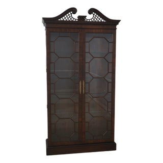 1990s Henredon Chippendale Mahogany 2 Door Curio Display Cabinet For Sale