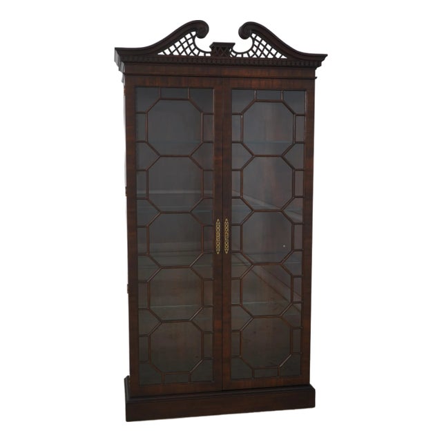 1990s Henredon Chippendale Mahogany 2 Door Curio Display Cabinet For Sale