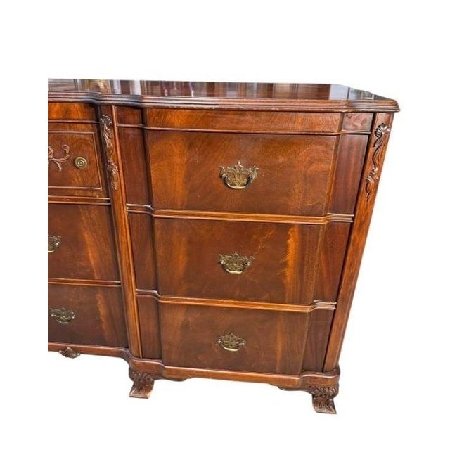 Brown Vintage Flamed Mahogany Chippendale Block Front Dresser – Traditional 9-Drawer For Sale - Image 8 of 8