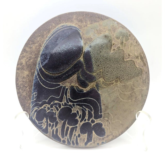 Offered is a round glazed stoneware tile trivet by Diana Worthy made in the 1970s in the UK at her Crich Pottery Studio.in...