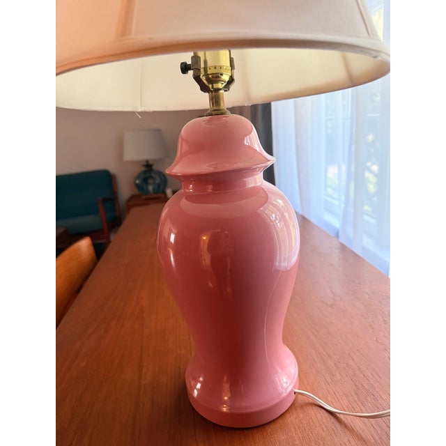 1980s Vintage Mid-20th Century Bubble Gum Pink Ginger Jar Table Lamp For Sale - Image 5 of 12