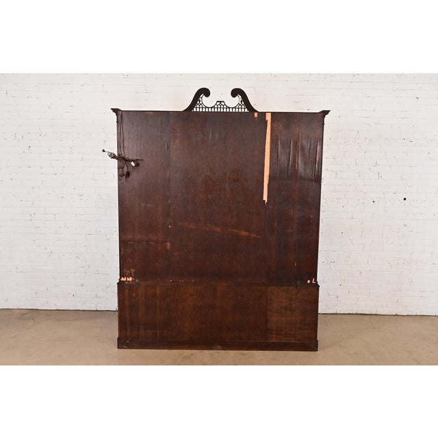 Baker Furniture Georgian Carved Flame Mahogany Lighted Breakfront Bookcase Cabinet, Circa 1960s For Sale - Image 9 of 10
