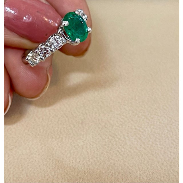 Emerald Natural 1.25 Carat Oval Cut Emerald & 0.90 Carat Diamond Ring Platinum For Sale - Image 8 of 18