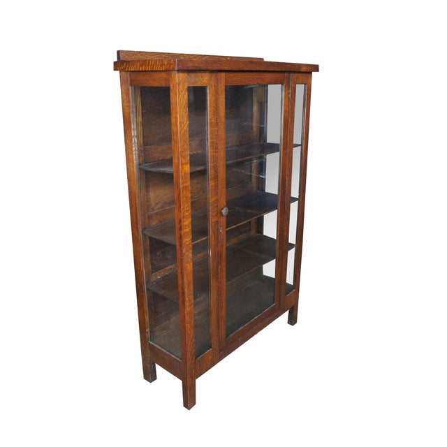 Early 20th Century Mission / Craftsman Bookcase or Display Cabinet. Made from Quartersawn Oak with four interior shelves...