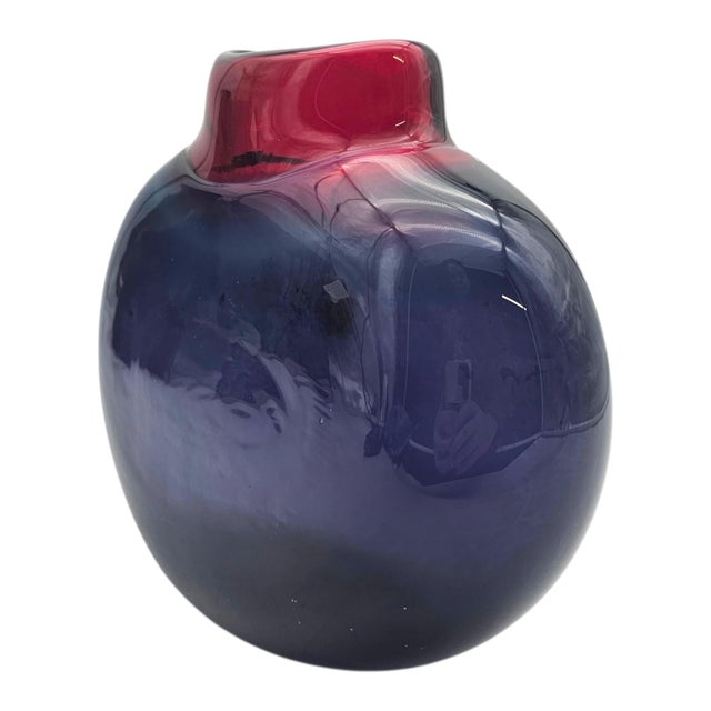 Late 20th Century Maureen Williams Signed Australian Studio Art Glass Vase Magenta Amethyst 8" For Sale - Image 5 of 12