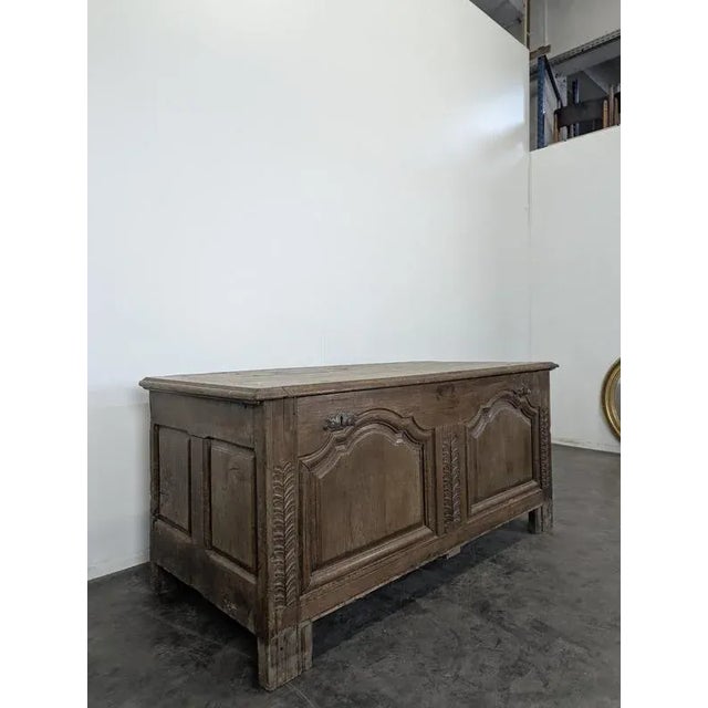 Antique Solid Oak Chest, 1700s, in Very Good conditions.