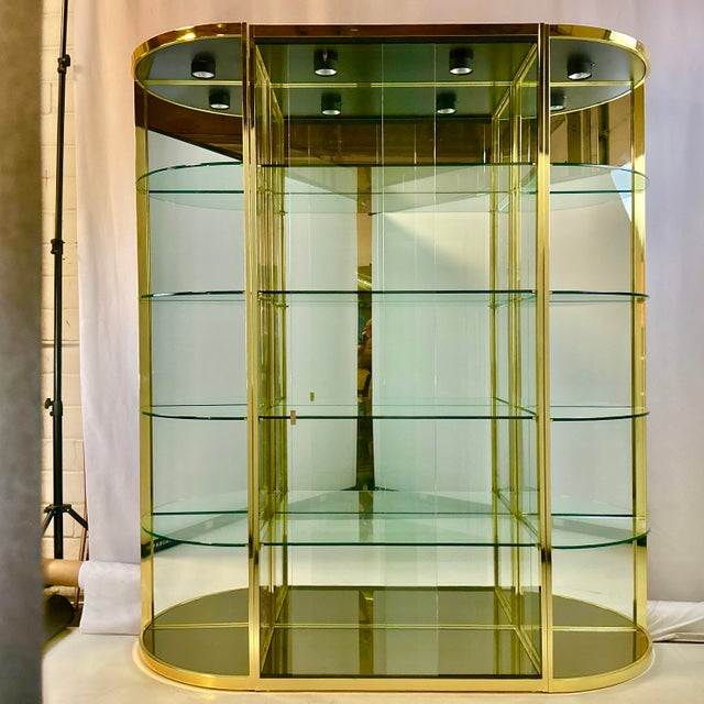 1980s 1980s Vintage Hollywood Regency Boho Chic Large Brass & Glass Display Cabinet - 3 Piece Set. For Sale - Image 5 of 17