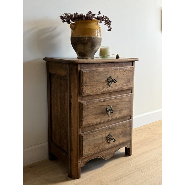 Early 19th Century Antique Three Drawer Walnut Commode For Sale - Image 5 of 6