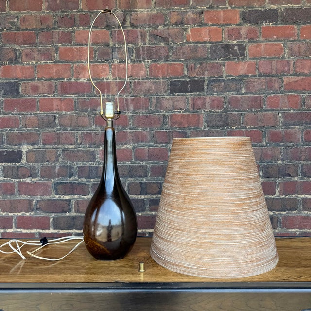 This 1960s lamp by Danish Canadian couple Lotte and Gunnar Bostlund is a prime example of Mid-Century decor. The base is...