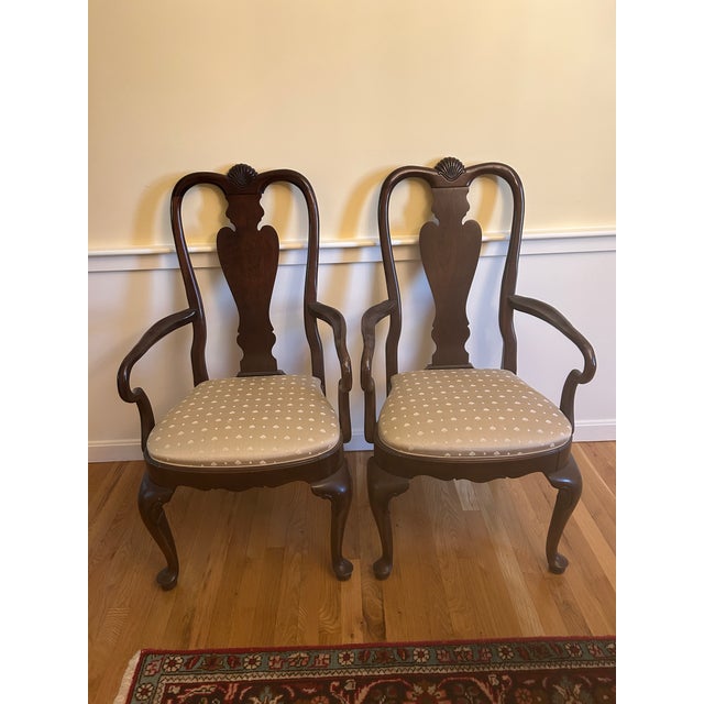 1980s Vintage Ethan Allen Queen Anne Cherry Dining Set – Table, 6 Chairs, 2 Leaves & Custom Pads For Sale - Image 5 of 10