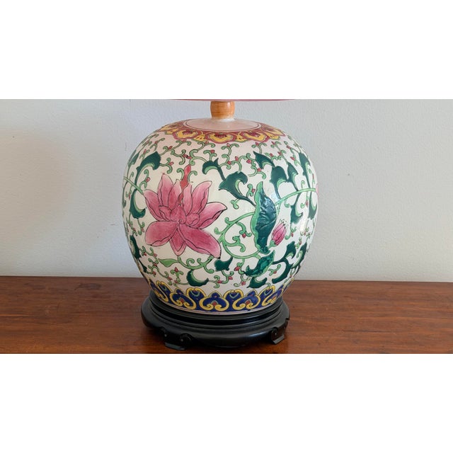 1960s Chinoiserie Ginger Jar Lamp With Pink and Green Floral Design and Pink Shade For Sale - Image 4 of 10