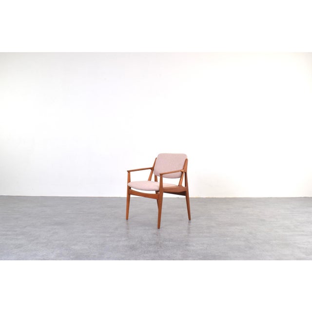 This teak armchair model "Ella" was designed in the 1960s by Arne Vodder and manufactured by the renowned Danish company...
