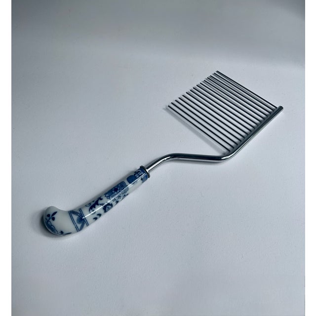 Mid 20th Century Japanese Blue Danube Porcelain Cake Breaker For Sale In New York - Image 6 of 18
