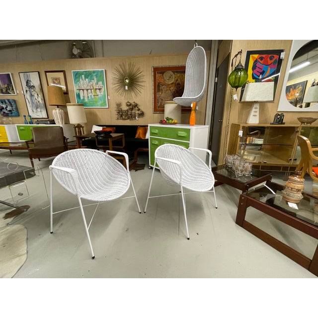 White Wicker Salterini Radar Style Chairs With Pedestal Side Tables Seating Set For Sale - Image 8 of 14