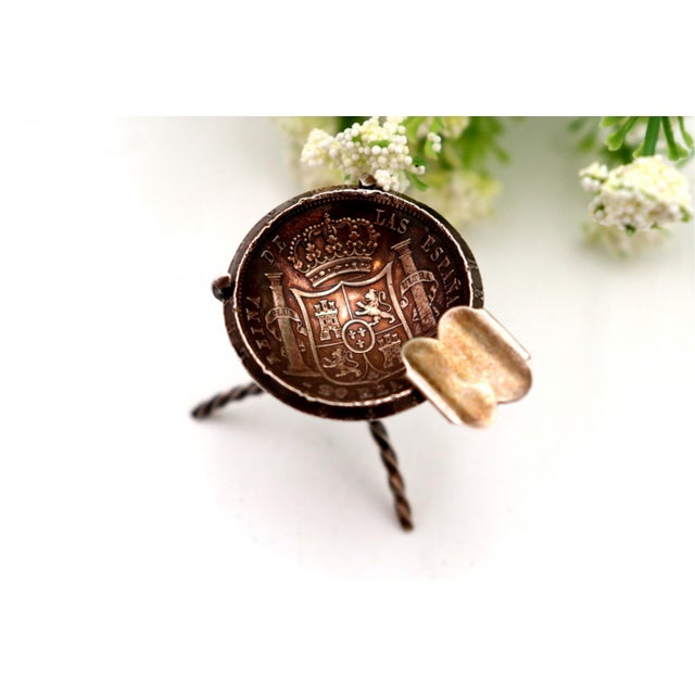 Coin-Shaped Silver Ashtray with Coat of Arms, in Good conditions. Designed 1920 to 1949