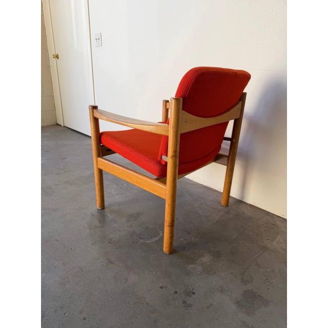 Mid-Century Modern Vintage Danish Oak Lounge Chair by Skive Møbelfabrik – Mid-Century Modern Armchair, Red Upholstery For Sale - Image 3 of 9