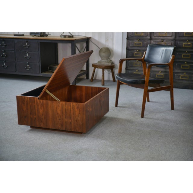 A beautiful living room piece with a design typical of the seventies: a cubic volume resting on a recessed base that gives...