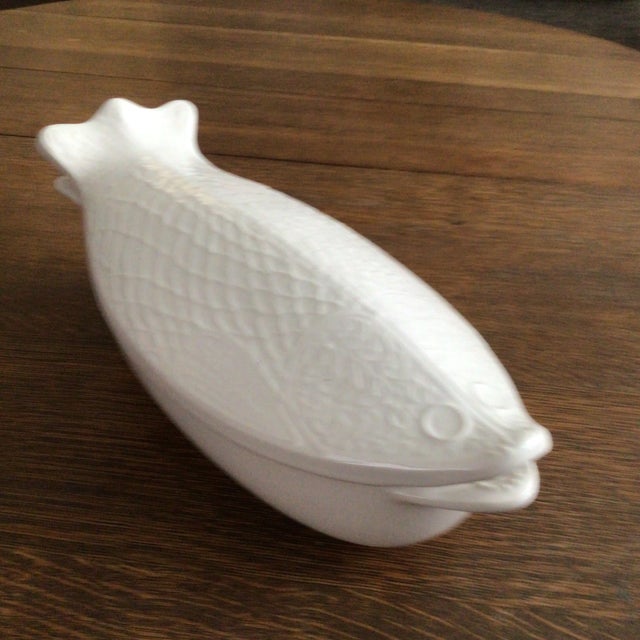 1960s Fish Covered Casserole Baking Dish by Environmental Ceramic Inc. Of San Francisco 1966 For Sale - Image 5 of 13