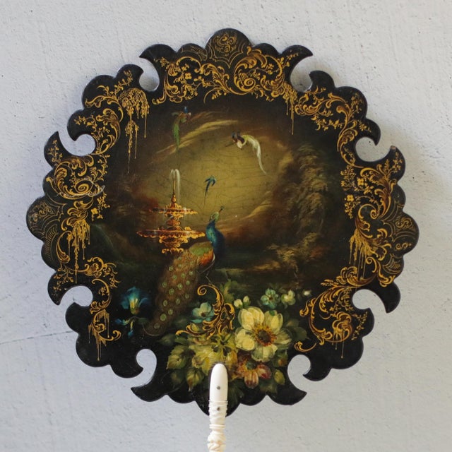 Victorian Papier-Mâché Face Screen, c.1850–1870, English Hand-Painted Laqcuer Peacock & Gilt For Sale - Image 4 of 5
