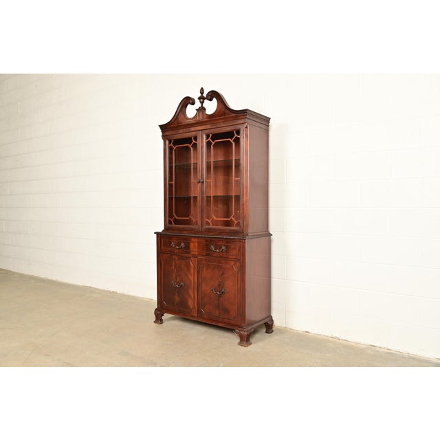 Baker Furniture Company Baker Furniture Style Georgian Carved Flame Mahogany Lighted Breakfront Bookcase Cabinet, Circa 1940s For Sale - Image 4 of 15