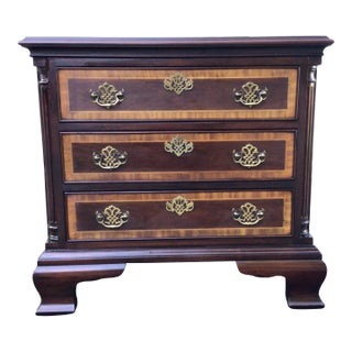 1980s Vintage Wellington Hall Chippendale Style Mahogany With Inlaid Satinwood Chest of Drawers Side Table For Sale
