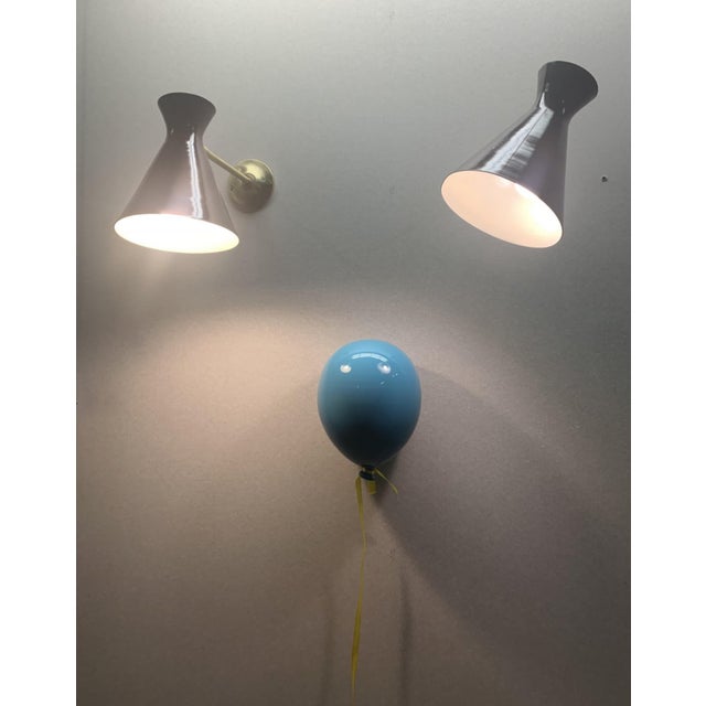 A splendid pair of original Italian wall lights from the 1950s, an authentic expression of mid-century modern design. Made...