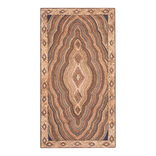 1930s Multicolor Earth Tones Abstract Medallion Antique American Hooked Rug 2'10" X 5'5" Knotted Wool Carpet For Sale