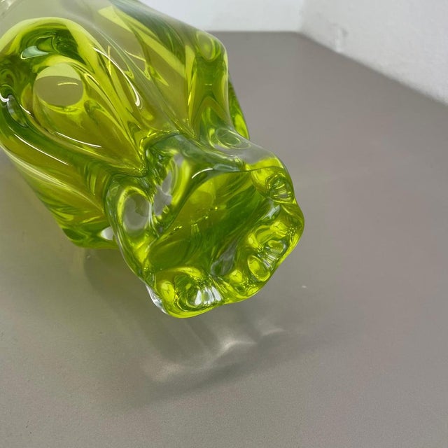 Large Abstract Yellow Green Murano Glass Vase, Italy, 1970 For Sale - Image 16 of 18