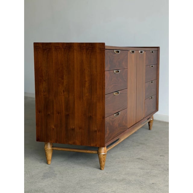 1960s Broyhill Premier Walnut Mid Century Dresser Twelve Drawer Central Doors Credenza For Sale - Image 14 of 18