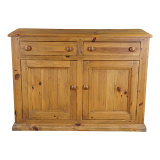 Late 20th Century Ethan Allen Old Tavern Pine Country Farmhouse Buffet Console Cabinet 23-6006 For Sale