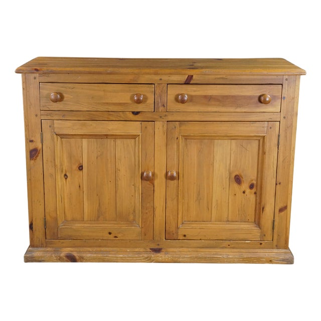 Late 20th Century Ethan Allen Old Tavern Pine Country Farmhouse Buffet Console Cabinet 23-6006 For Sale