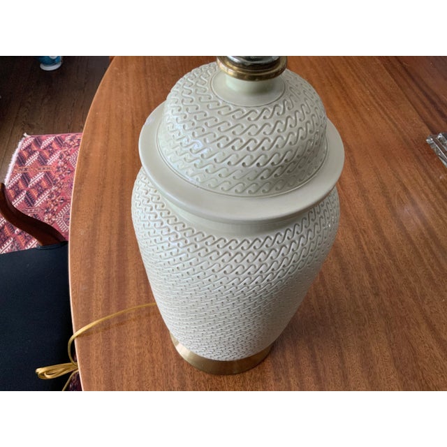 English 1980s Fredrick Cooper Cream Ginger Jar Lamp With Brass Appointments For Sale - Image 3 of 13