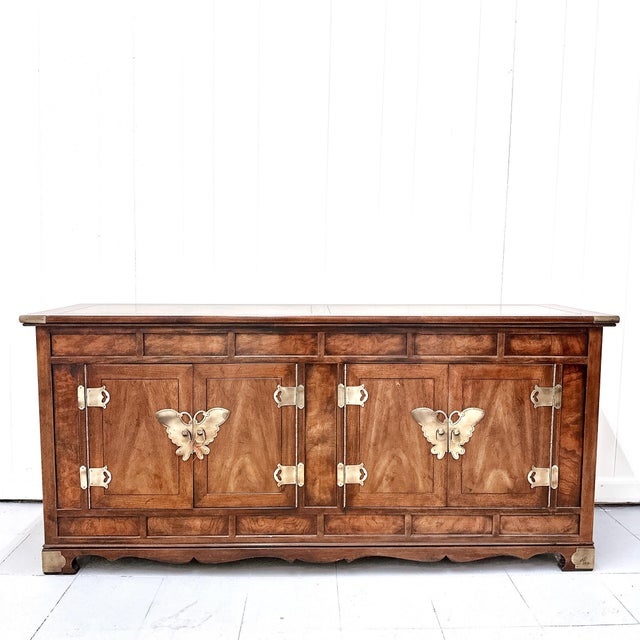 Hollywood Regency Vintage Henredon Hollywood Regency Sideboard Credenza Brass Butterfly Hardware, Attributed For Sale - Image 3 of 16
