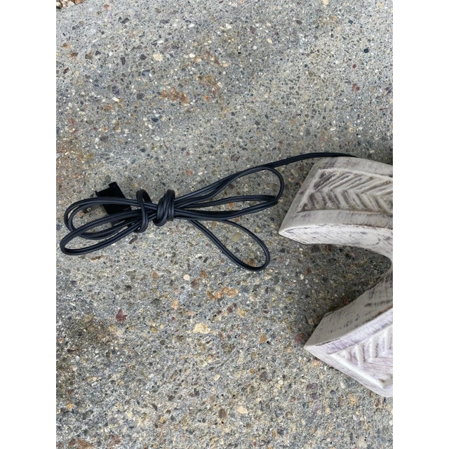 Vintage White and Gold Leaf Painted Ceramic Lamp For Sale In Los Angeles - Image 6 of 10