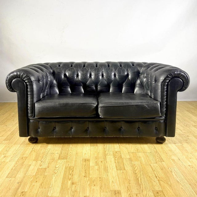 Chesterfield Club Sofa in Black Leather with Wooden Legs, 1960s For Sale - Image 9 of 9