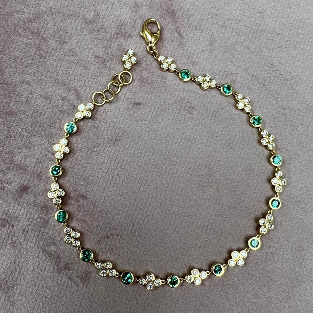 2020s Syna Yellow Gold Mogul Emeralds and Diamonds Bracelet For Sale - Image 5 of 6