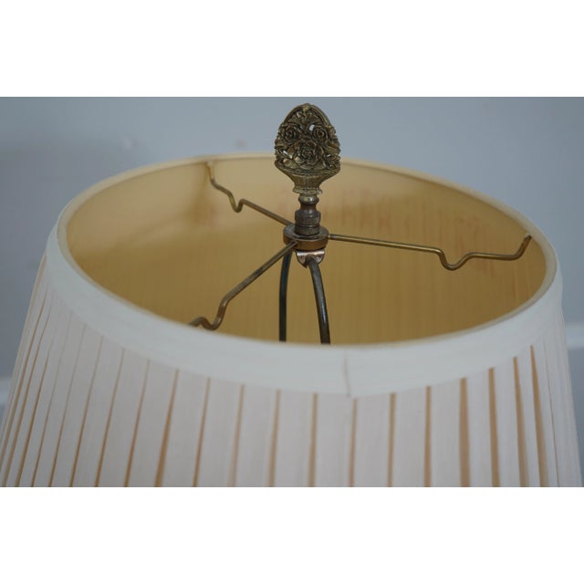 Chinoiserie Porcelain Asian Inspired Table Lamp For Sale - Image 4 of 9