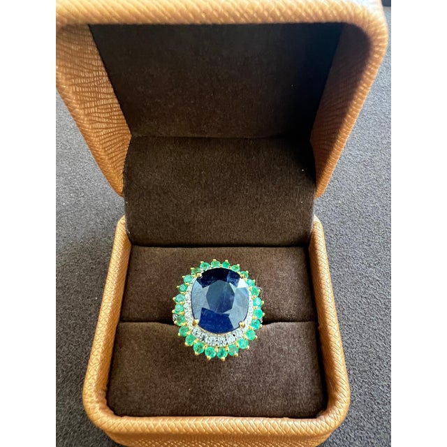 Bochic “Orient” Vintage Diamond, Blue Sapphire & Emerald Ring Set In 18K Gold & For Sale - Image 14 of 18