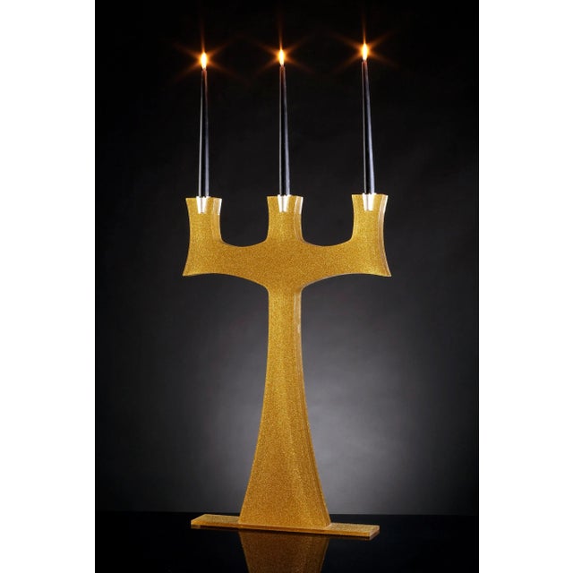 This candle holder has a glitter gold color.