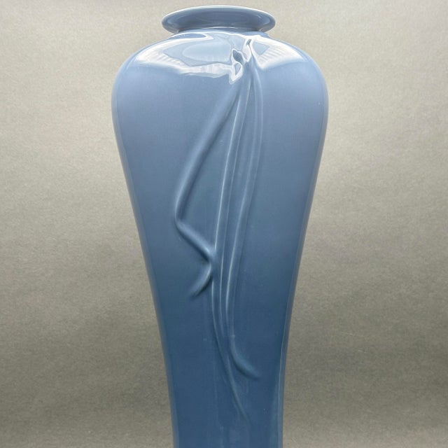 Late 20th Century Vintage 1990’s Haeger 4403 Light Blue Ceramic Vase With Ribbon Motif For Sale - Image 5 of 8
