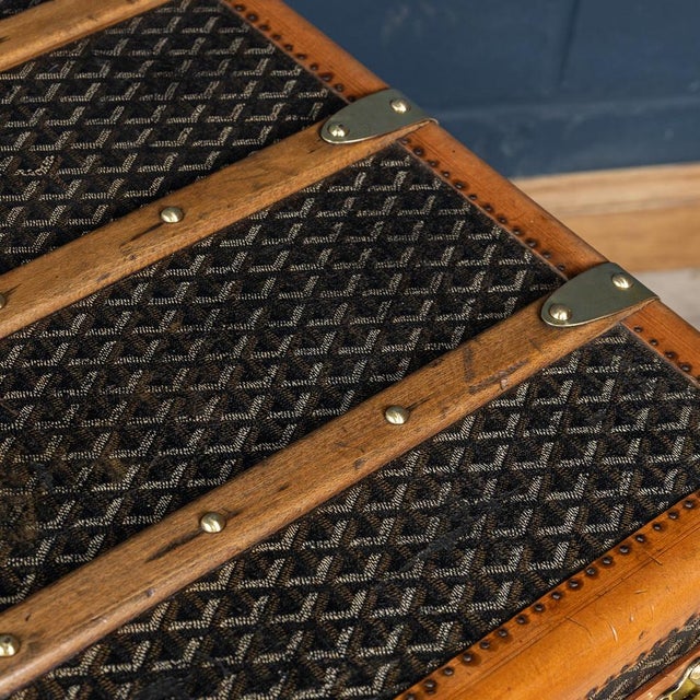 Antique 20th Century Courier Trunk in Chevron Canvas from Goyard, France, 1900s For Sale - Image 18 of 18
