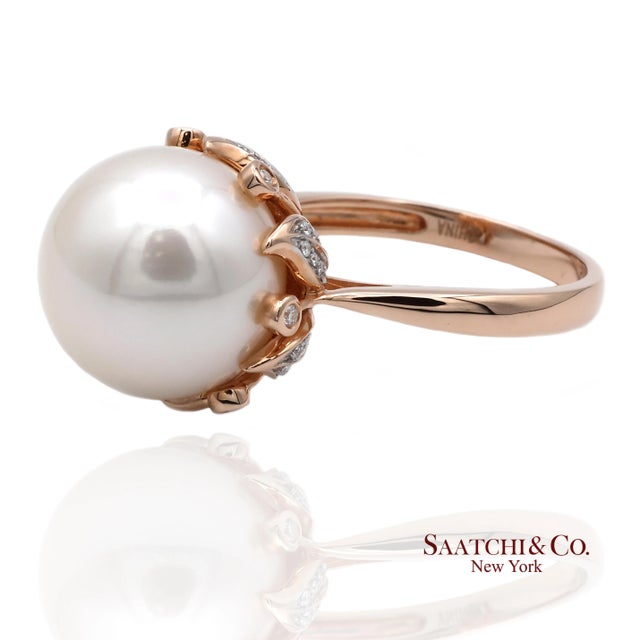 Contemporary 14k (585) Rose Gold Natural Brilliant Diamond and White Pearl Ring, Size 8 For Sale - Image 3 of 10