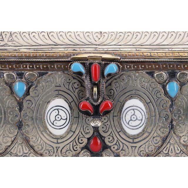 African 1960s Large Box Decorated With Silver and Turquoise Stones For Sale - Image 3 of 17
