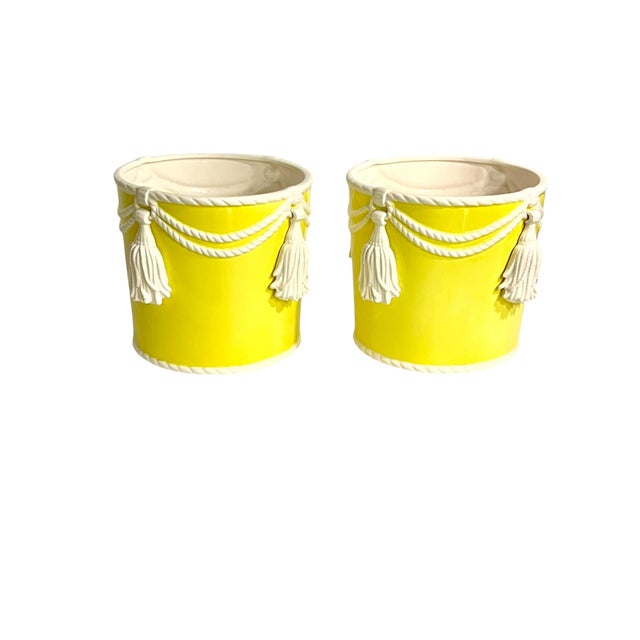 English Vintage Pair Fitz and Floyd Large Size Yellow and White Tassel Cachepots For Sale - Image 3 of 17