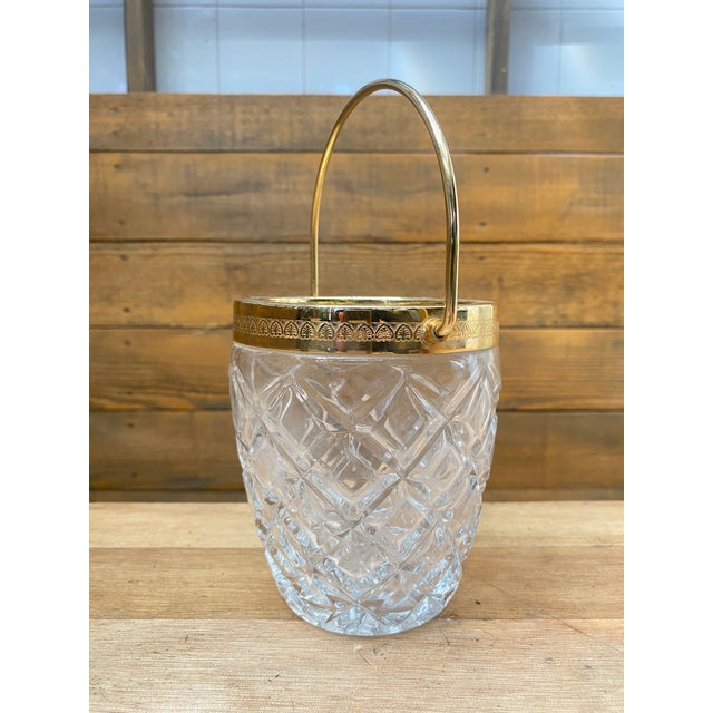 Art Deco ice bucket in molded crystal and gilt brass. French work, circa 1920. Very good condition. Dimensions: 13cm high,...