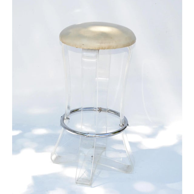 Mid-Century Modern Karmel Plastics Round Bar Stool Lucite & Chrome Sculptural Lucite Cross Base 80 For Sale - Image 3 of 13