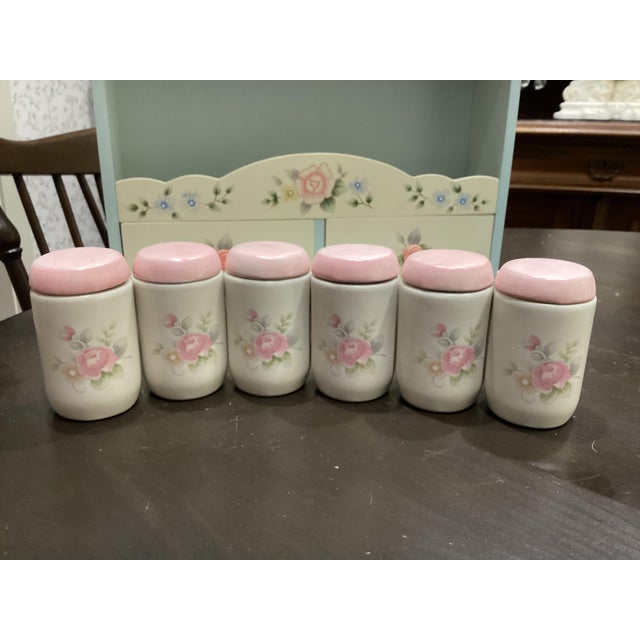 1990s Pfaltzgraff Tea Rose Wall Spice Rack With 12 Canisters with Shelf New Rare Complete Set For Sale - Image 17 of 18
