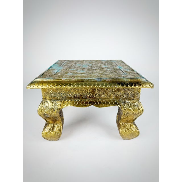 English Vintage Anglo Indian Brass-Clad Embossed Chowki Pedestal Table | Brass Floral Display Riser | Hollywood Regency Boho Decor For Sale - Image 3 of 12