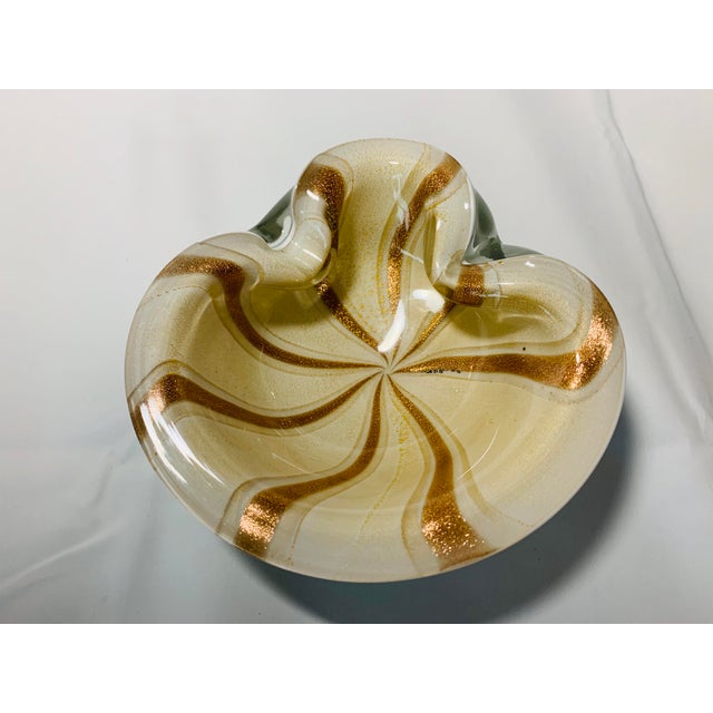 1950s 1950s Vintage Alfredo Barbini Italian Murano Cased Glass Dish With Gold and White Swirl For Sale - Image 5 of 9