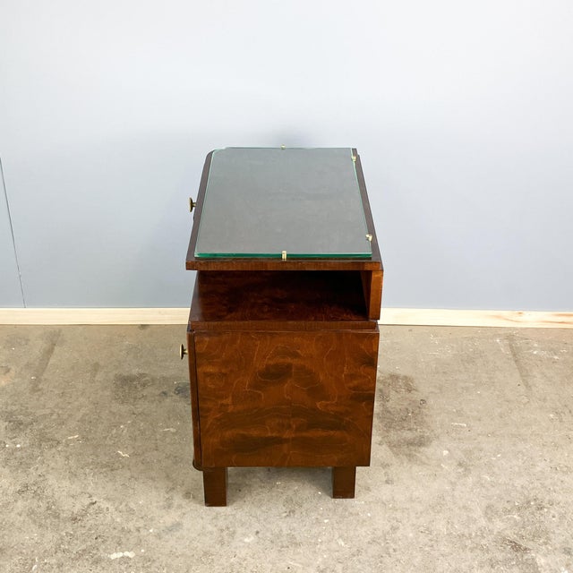 Art Deco Bedside Tables in Burl Wood with Glass Top, 1930s, Set of 2 For Sale - Image 12 of 18